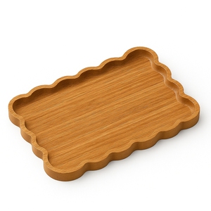Plateau de service personnalisé en bambou naturel avec bord festonné, finition laquée, motif boisé - Pour usage domestique, plateau à nourriture - Product Image 1