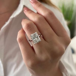 แหวนเพชรเม็ดเดี่ยวทรงเรเดียนท์ 5.0 กะรัต เพาะเลี้ยงในห้องปฏิบัติการ ทอง 14k รับรองโดย IGI ของขวัญเครื่องประดับหรูหราสำหรับงานหมั้นและงานแต่งงาน - Product Image 1