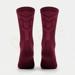 ถุงเท้าข้อสั้นผู้ชาย สีพื้น แบบถัก ทรงปกติ สีแดงเบอร์กันดี - Product Image 2
