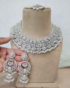 Collar tradicional afgano Kuchi chapado en oro con piedras de rubí rosa y elegantes flecos de perlas blancas. - Product Image 5