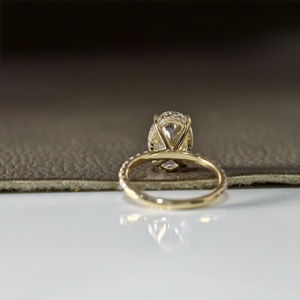 Anillo de compromiso y boda para mujer Aries Jewel Luxury de oro de 14 quilates con diamante cultivado en laboratorio certificado por IGI de 5 quilates con corte ovalado y banda pavé. - Product Image 3