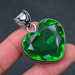 Venta al por mayor de colgantes de cristal de esmeralda en forma de corazón, colgante de piedra preciosa verde en forma de corazón para mujeres, joyería. - Product Image 4