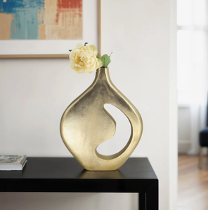 Vase décoratif en or finition exquise, forme unique, objet d'art ajouré, centre de table pour la décoration intérieure du salon - Product Image 1