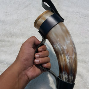 เขาสัตว์แท้คุณภาพสูง งานฝีมือธรรมชาติ ทนทาน ทำด้วยมือ พร้อมสายหนังสำหรับใส่กาแฟ/เบียร์/น้ำ - Product Image 1