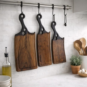 Ensemble de planches à découper élégantes en bois de noyer avec poignées uniques en résine époxy noir mat, parfaites pour la charcuterie, crochets de suspension inclus - Product Image 1