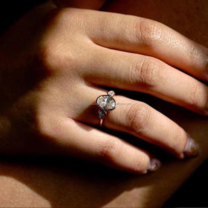 แหวนหมั้นเพชรโมอิสซาไนต์ทรงรีแบบสามเม็ด ตัวเรือนเงินแท้ 925 แหวนแต่งงาน แหวนวันครบรอบ แหวนขอแต่งงาน เครื่องประดับเจ้าสาว - Product Image 5