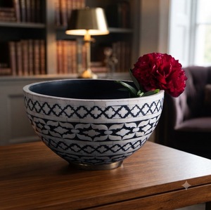 Support à gâteau en céramique rond, motif noir et blanc, passe au lave-vaisselle, pièce unique, bol décoratif pour centre de table - Product Image 1