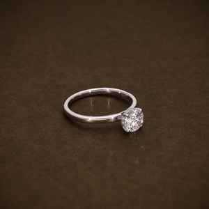 Bague de fiançailles en moissanite taille brillant rond pour femme, en argent 925, cadeau raffiné pour demande en mariage, idéal pour les fêtes de fiançailles - Product Image 2