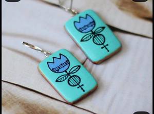 Boucles d'oreilles pendantes en céramique turquoise, motif fleur, faites à la main, en argile, avec crochets plaqués argent - Product Image 2