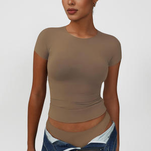 Nouveautés : T-shirt sculptant pour femme en jersey, coupe ajustée, col rond, minimaliste, luxueux, très extensible et léger - Product Image 2