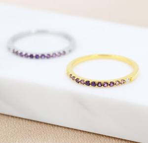 แหวนอเมทิสต์สีม่วงไล่เฉดแบบครึ่งวง ทำจากเงินสเตอร์ลิง หรือทองคำ ประดับด้วยพลอยอเมทิสต์สีม่วงและเพชร CZ ทรงเพรียวบางสำหรับใส่ซ้อนกัน - Product Image 2