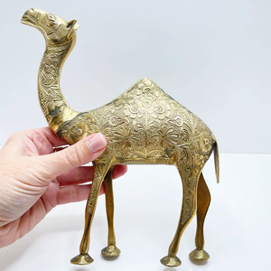 ของตกแต่งโต๊ะรูปอูฐทองเหลืองดีไซน์เนอร์ สำหรับตกแต่งห้องทำงานและตกแต่งสไตล์ร่วมสมัยอย่างหรูหรา - Product Image 1