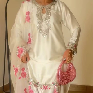 ผู้ส่งออกขายส่งเสื้อคุर्ตาสำหรับผู้หญิงอินเดียคุณภาพมาตรฐาน Ramdev Trading ผลิตจากผ้าซาตินญี่ปุ่นเนื้อหนา เหมาะสำหรับงานปาร์ตี้ ทันสมัย แห้งเร็ว - Product Image 1