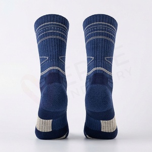 Chaussettes pour hommes à motif géométrique, tricotées, respirantes, en coton, polyester et élasthanne, style classique pour l'automne - Product Image 2
