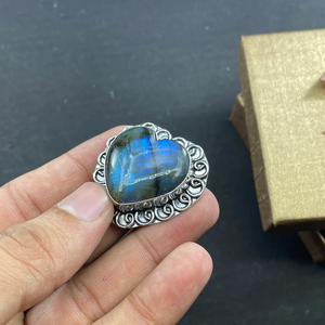 Bague en argent 925 avec pierre précieuse labradorite en forme de cœur, bijoux faits main par un créateur - Product Image 1