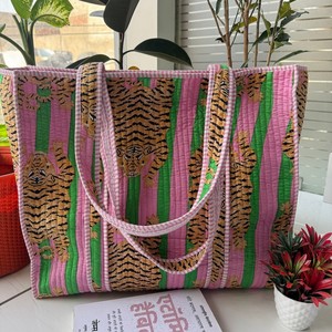 Sac fourre-tout en toile matelassée à imprimé tigre rose et vert, design tendance, ouverture supérieure, sac de shopping, utilisation toutes saisons - Product Image 1