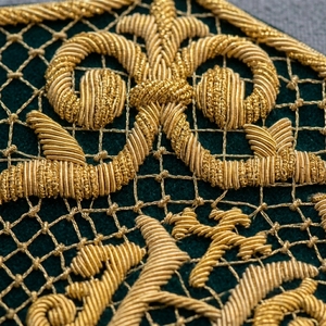 Cáliz bordado a mano con hilo de oro IHS, estandarte litúrgico de terciopelo verde personalizado para iglesia, decoración de altar. - Product Image 4