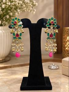 Pendientes de plata de ley chapados en oro rodio con diseño de flor y engaste de garra, estilo vintage, con moissanita, para mujer, de Tishya Diamond - Product Image 1