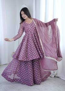 Conjunto de traje de tres piezas para mujer de Asia del Sur, con top de jacquard de seda de textura gruesa y elegante, pantalón palazzo acampanado y dupatta con borde de encaje, cosido, en stock. - Product Image 2