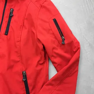 Chaqueta Softshell Roja Personalizada al por Mayor con Capucha, Cremalleras Negras, Bolsillo en el Pecho, Bolsillo en el Brazo, Bolsillos Laterales, Lisa, Sin Logotipo - Product Image 6