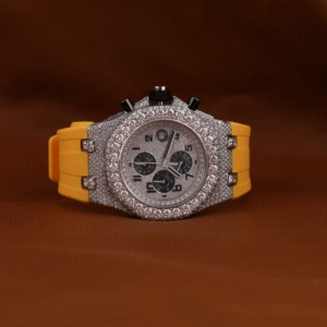 Montre de luxe personnalisée Midnight VVS Moissanite en or, entièrement sertie de pierres, boîtier rond, chiffres romains en onyx, lunette cannelée, bracelet Monarch - Product Image 1