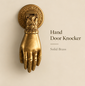 Sonnette de porte Fortune Hand en bronze doré avec plaque arrière circulaire ornée et détails décoratifs pour entrée traditionnelle - Product Image 3
