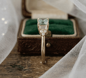 Anillo de Compromiso de Diamantes Redondos Brillantes Chapados en Oro S925, Colección Luxury Trilogy - Product Image 1