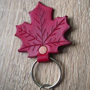 Accesorio de lectura premium al por mayor con diseño de hoja de arce en cuero artesanal para marcar páginas con estilo, en venta. - Product Image 4
