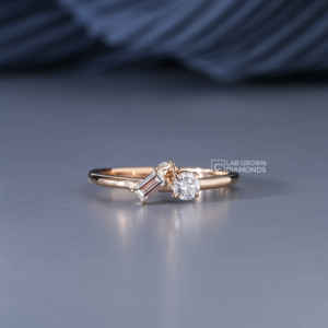 Anillo de Oro Amarillo de 14K con Moissanita de Corte Baguette, Marquise y Redondo para Mujer, Lujoso, 0.4 Quilates de Peso Total, 1.77 Gramos, Regalo de Boda - Product Image 6