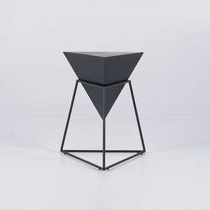 Table d'appoint moderne en métal noir à trois pieds pour salon et restaurant - Product Image 5