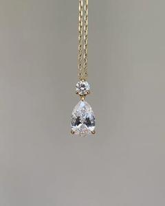 Colgante de Diamante Corte Pera de Lujo en Oro Amarillo con Collar de Diamantes Redondos Brillantes, Joyería Fina Atemporal, Regalo para Mujer - Product Image 1