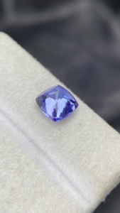 Tanzanite Naturelle Certifiée, Coupe Carrée Coussin, Couleur et Lueur Exceptionnelles, Zoisite Naturelle 2,28 Carats, Clair comme un cristal - Product Image 6