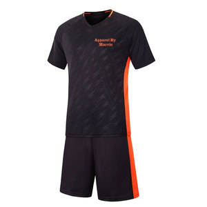 Uniformes de fútbol personalizables disponibles para pedidos al por mayor. Varios tamaños, colores y estilos para combinar con las preferencias del equipo y del jugador. - Product Image 1