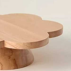 Esta base de madera para tartas presenta un encantador diseño en forma de flor, creando un pieza decorativa impresionante para cualquier hogar o mesa. - Product Image 5