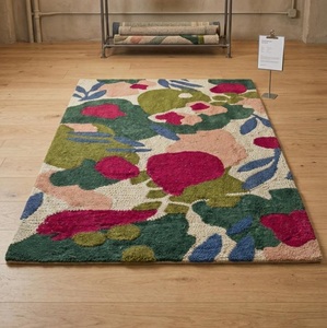 Elegante Alfombra Floral Abstracta Hecha a Mano - Alfombra Geométrica Botánica Colorida en Verde Salvia, Magenta y Rosa - Product Image 1