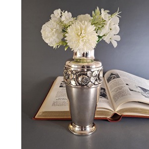 Jarrón Decorativo de Alta Calidad con Diseño Floral Plateado para Mesa de Sala de Estar y Decoración del Hogar, Elegante Adorno de la India - Product Image 1