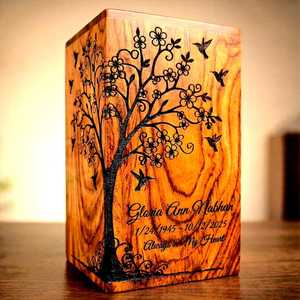 Boîte rectangulaire en bois massif faite à la main, sculptée avec un arbre de vie gravé, urne commémorative, décoration de table - Product Image 2