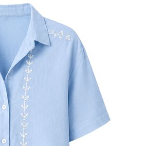 Camisa Corta Bordada Azul Cielo Personalizada para Mujer, Blusa Casual de Verano con Botones y Manga Corta, Mezcla de Lino con Logotipo Personalizado - Product Image 4