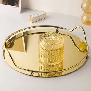 Plateau de service rond en métal doré très tendance avec poignée, design glamour poli pour présentation de desserts lors de fêtes - Product Image 1
