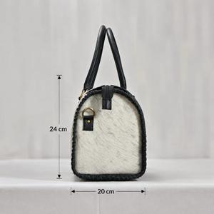 Bolsa de Viaje de Cuero Vacuno de Lujo, 39 cm, Asa Superior, Cierre de Cremallera, Diseño Floral Repujado, Resistente - Product Image 3