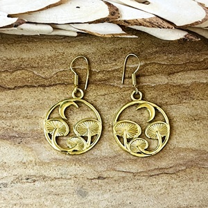 Dernier design Boucles d'oreilles pendantes champignon bohèmes en laiton plaqué or 18 carats pour femme, motif croissant céleste, vente en gros - Product Image 1
