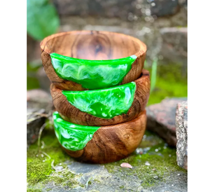 Bol de service artisanal en résine et bois de couleur verte, pour la décoration de la maison, utilisé comme ustensile de cuisine, pour servir des aliments, des nouilles ou des salades. - Product Image 1