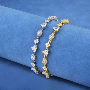 Bracelet en Moissanite Or et Argent, Coupe Cœur, Maillons Floraux, Bijou de Mariée de Luxe, Cadeau pour Femme, Fête de Mariage, Design Scintillant Raffiné - Product Image 1
