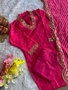 Lancement de Diwali spécial nouveau modèle et nouveau Design avec Maslin soie impression col en V belle broderie traditionnelle Kurti & Pent ensemble - Product Image 2