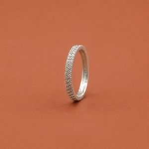 Anillo de Boda Elegante de Plata S925 con Dos Hileras de Diamantes Moissanite Engastados en Punta, Estilo Media Eternidad - Product Image 3