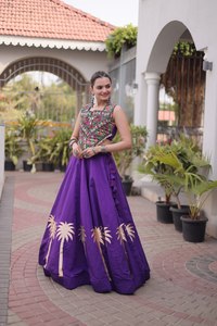 Lehenga Choli en soie brodée violette avec imprimé palmier, longueur ras du sol, tenue de mariage traditionnelle pour femmes, Inde, Pakistan - Product Image 1