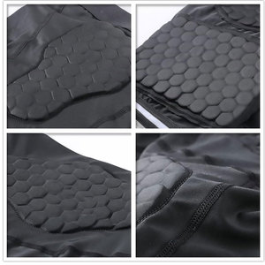 Rashguard de compression noir à manches courtes pour homme avec rembourrage protecteur pour les sports et activités de plein air - Product Image 6