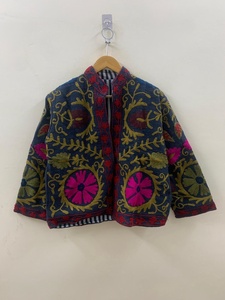 Chaqueta de invierno para mujer hecha a mano TNT Suzani, abrigo corto con tela bordada, ropa de invierno acogedora - Product Image 4