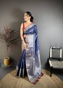 Sari de Seda Banarasi de Lujo con Bordado de Zari Plateado, Traje Tradicional Indio para Bodas - Product Image 3