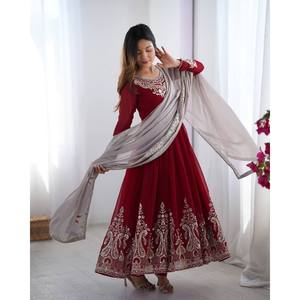 Vestido de Novia Lehenga Choli de Diseñador con Bordado Pesado Multihilo y Dupatta de Poliéster con Lentejuelas - Product Image 3